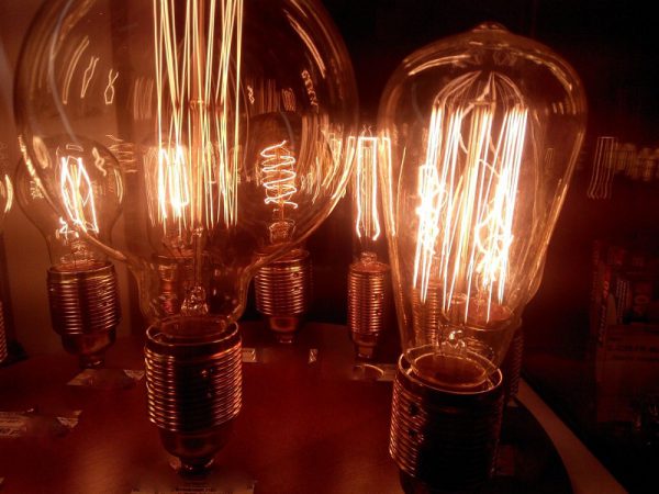 Нагревание проводниковой спирали под воздействием электротока, что приводит к свечению ламп накаливания
