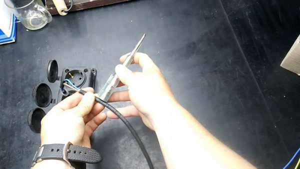 Поиск обрыва электроцепи в удлинители посредством индикаторной отвертки