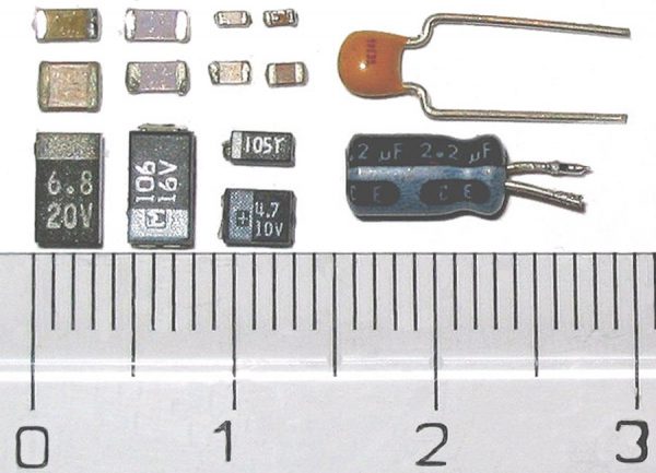 Сравнение размеров чип-конденсаторов и обычных деталей