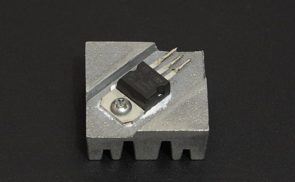 Пример установки транзистора на радиатор