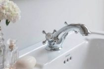Смеситель для раковины в ванную комнату: полезные рекомендации для приобретения и установки смесителя в ванной комнате