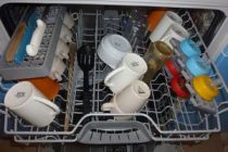 Как правильно ставить посуду в посудомоечную машину