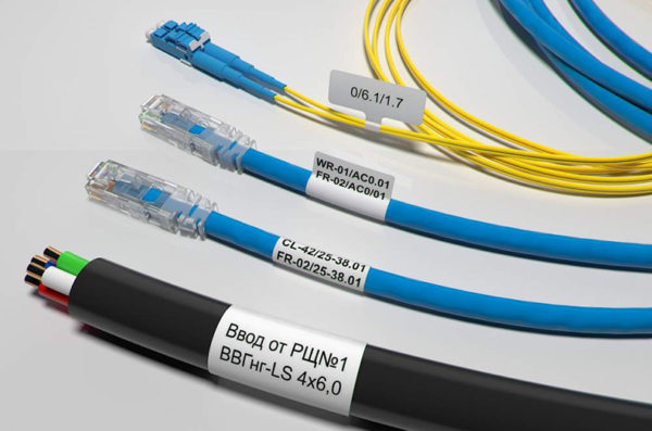 Какие кабельные этикетки прикреплены к какому кабелю